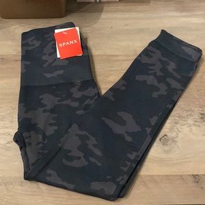 SPANX cropped leggings in black camo NWT US Small